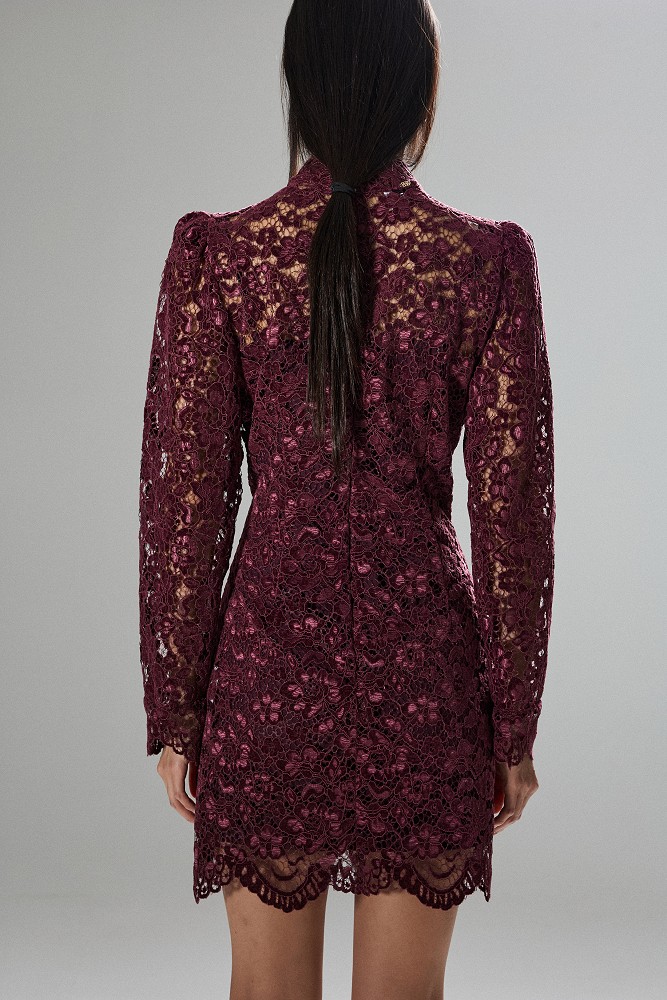 Rochie scurtă cu dantelă și umeri întăriți