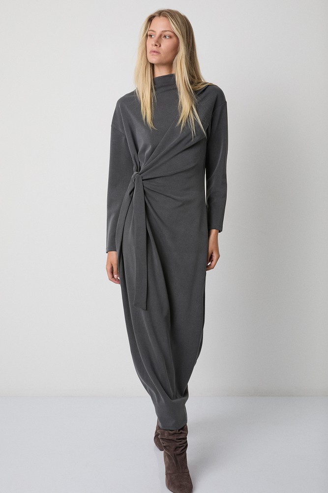 Rochie lungă cu design încrețit și cordon