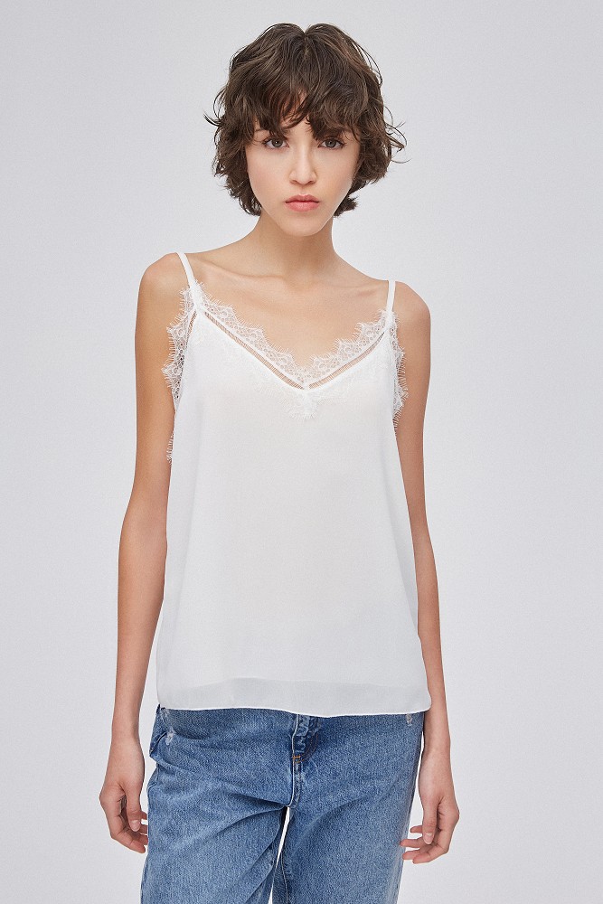 Sleeveless blouse with lace