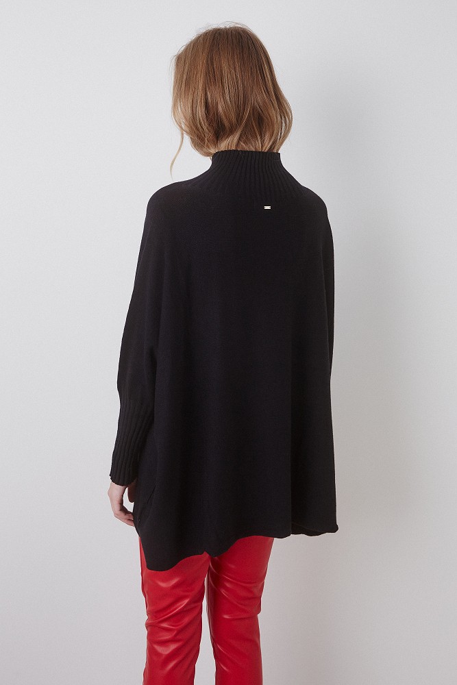 Sweater with asymmetric hemline