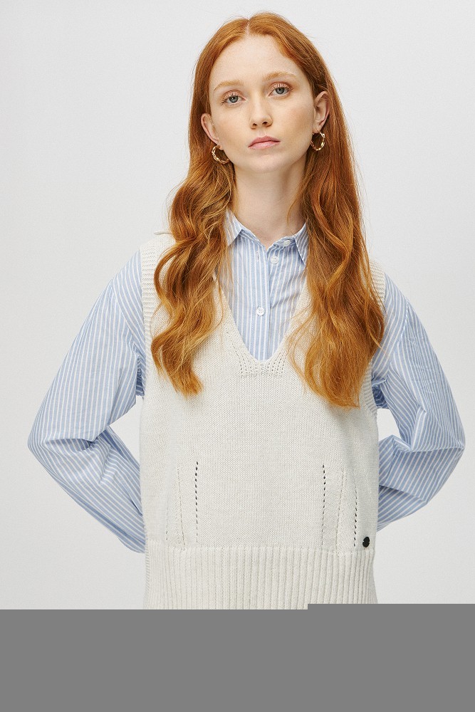 Sleeveless sweater with collar