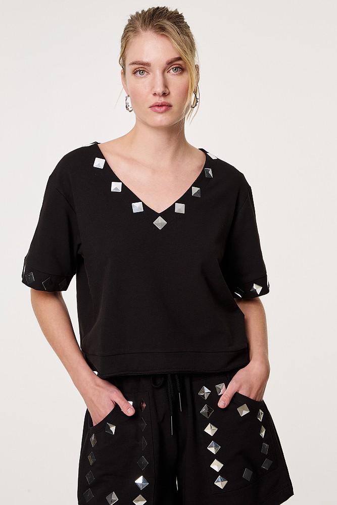 Blouse with studs