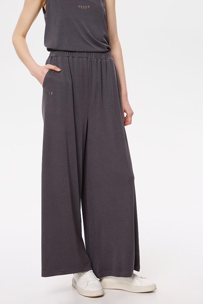 Ribbed trousers in loose knit