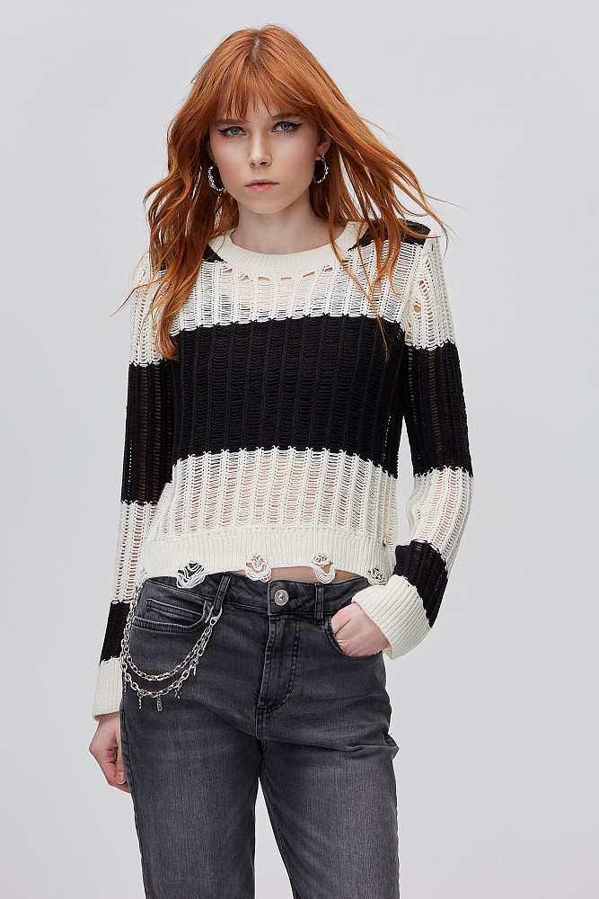 Плетен пуловер със свободна кройка