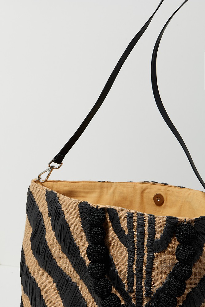 Straw bag with broderie details