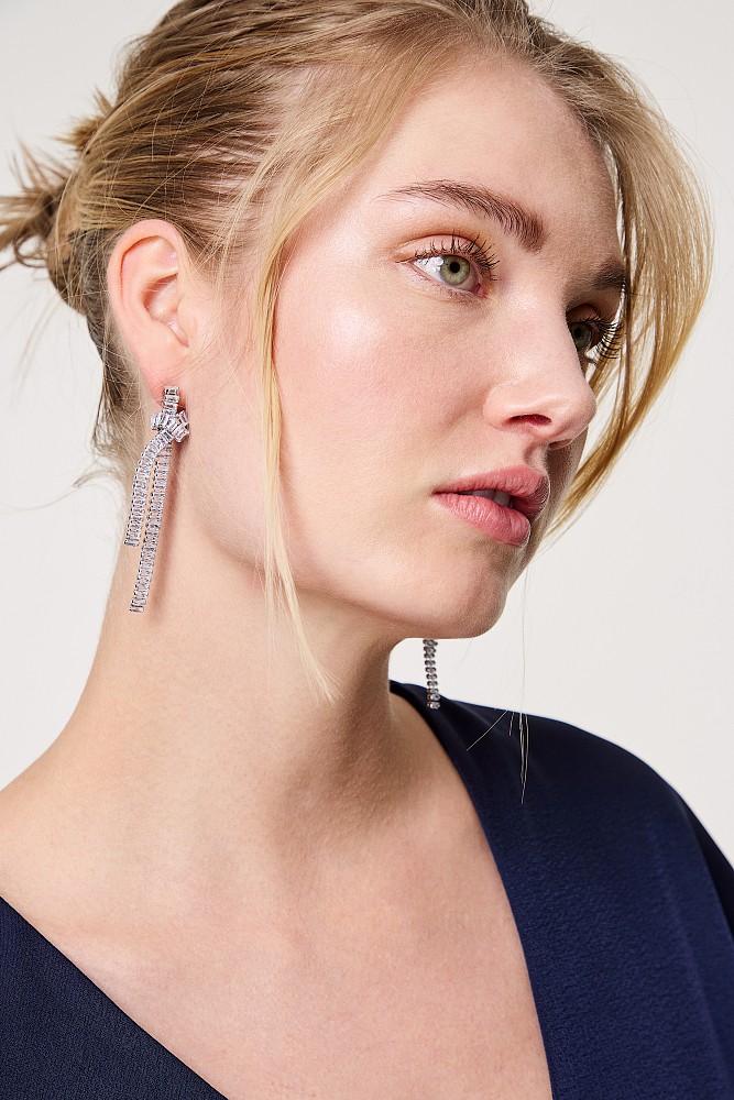 Hanging earrings with knot
