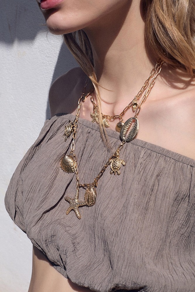 Necklace with metal seashells