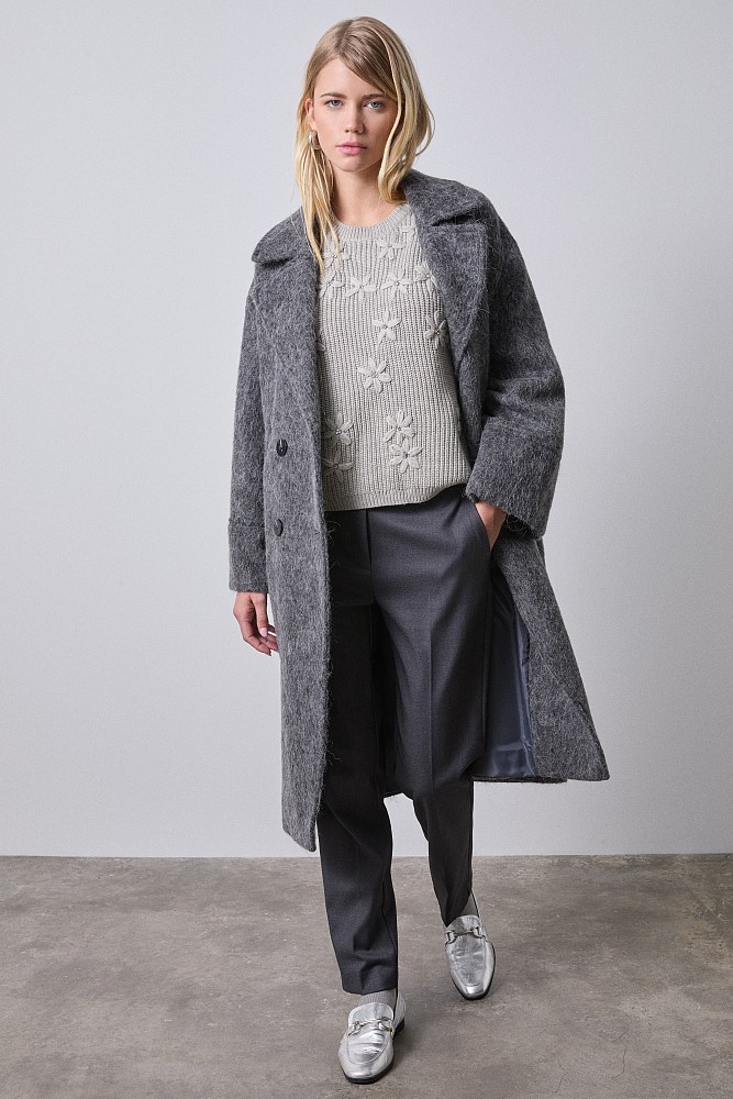 Sleeveless sweater with knitted flowers