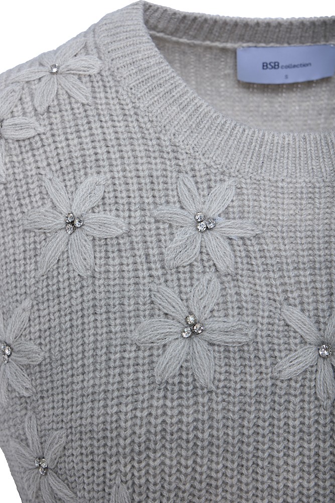 Sleeveless sweater with knitted flowers