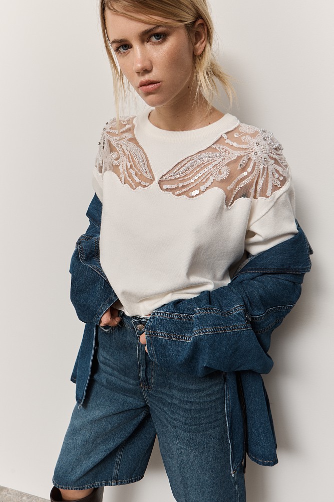 Sweater with motive and beads