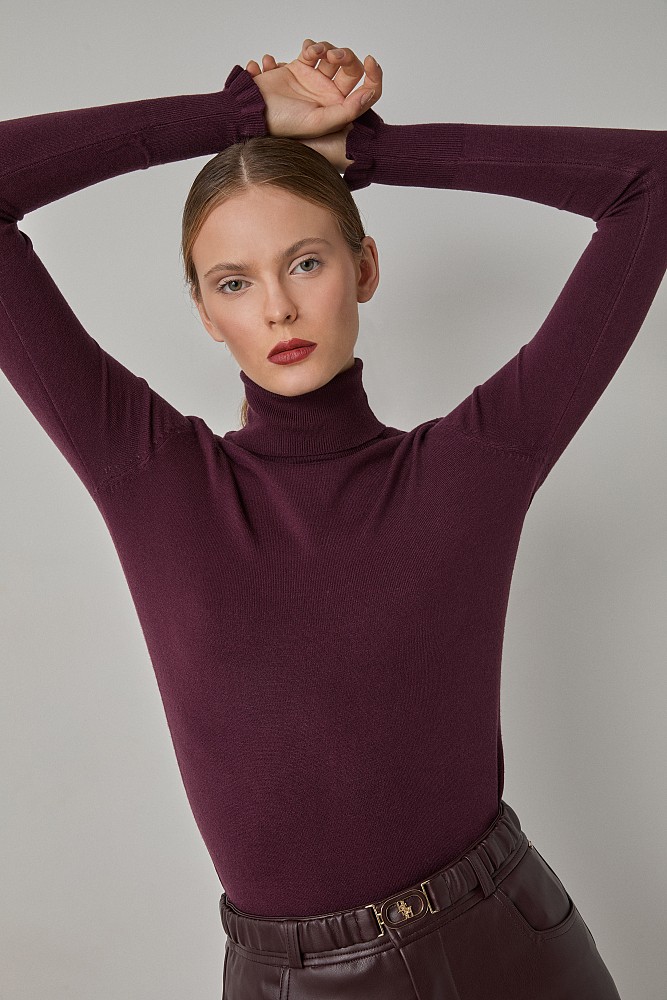 Turtleneck sweater with frills on the sleeves