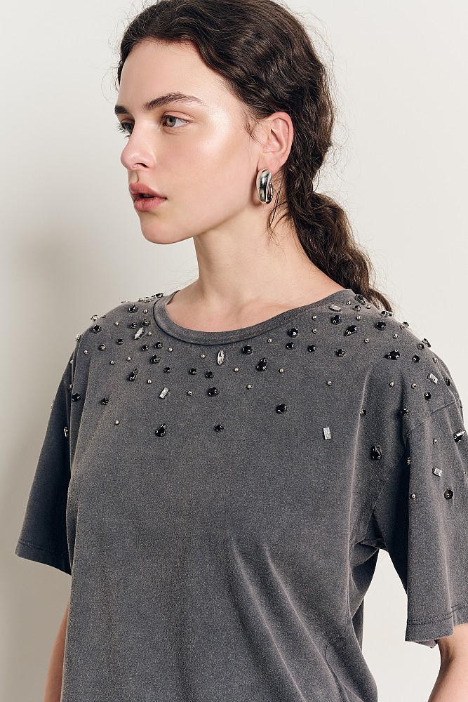 Short sleeves top with applique rhinestones