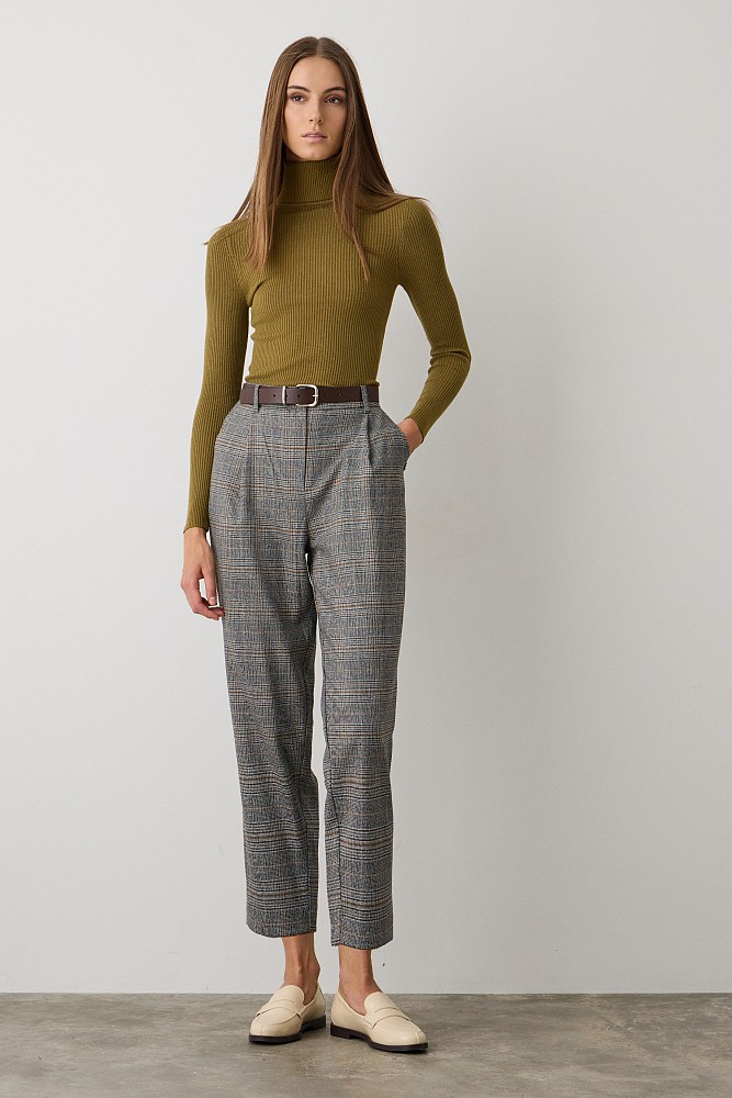 Pantaloni cu carouri și pliuri