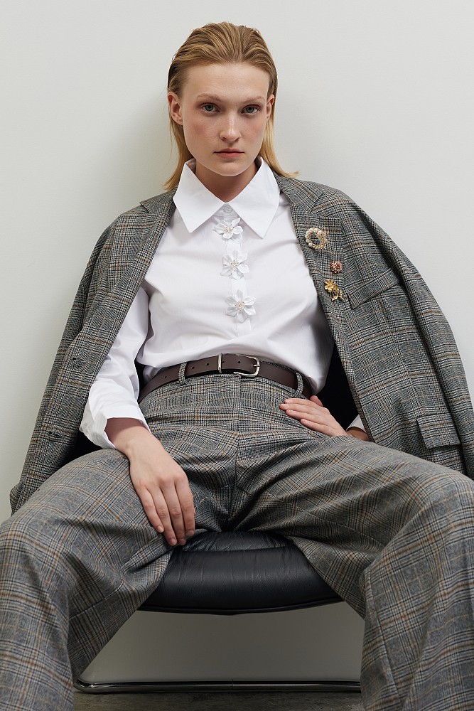 Pantaloni cu carouri și curea