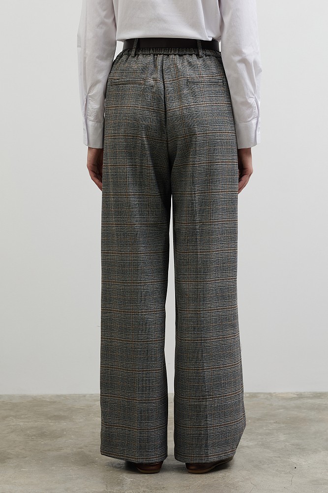 Pantaloni cu carouri și curea