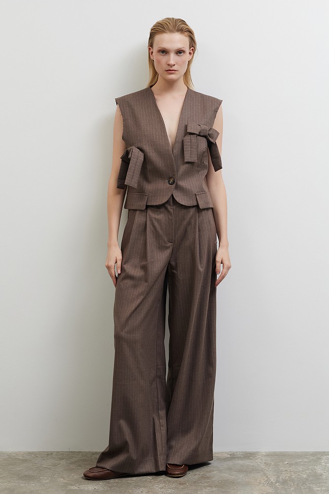 Stripped trousers with pleats