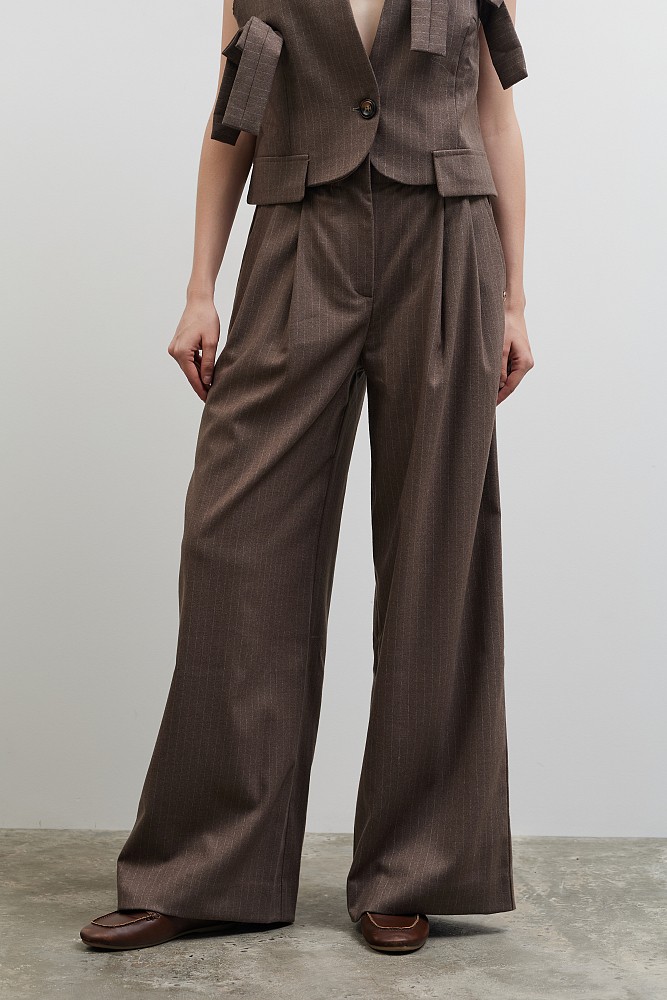 Stripped trousers with pleats