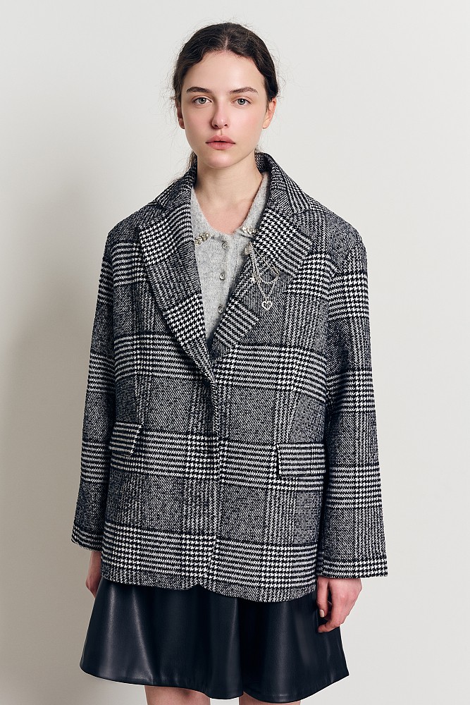 Plaid blazer with pin