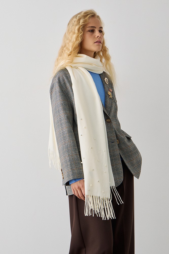 Scarf with pearls