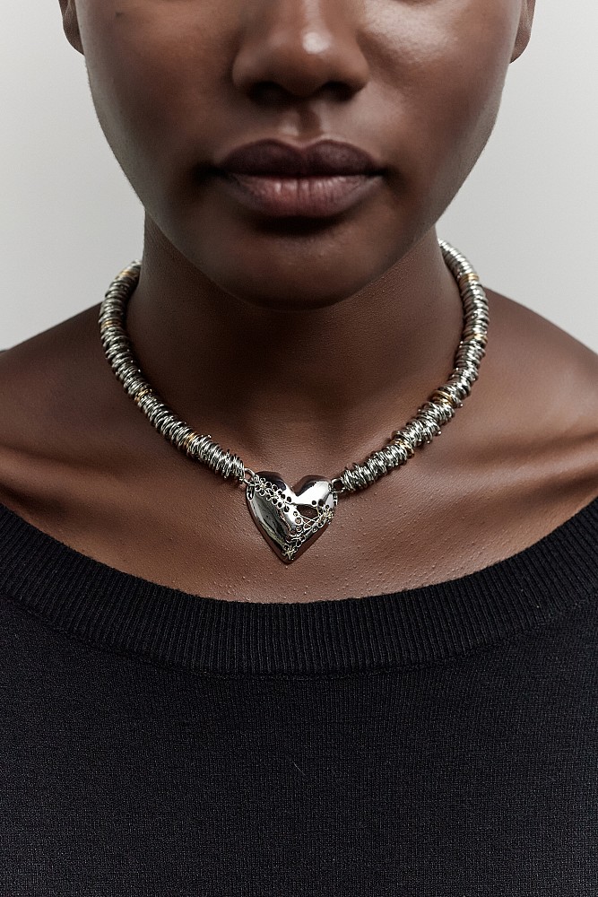 Metallic necklace with heart