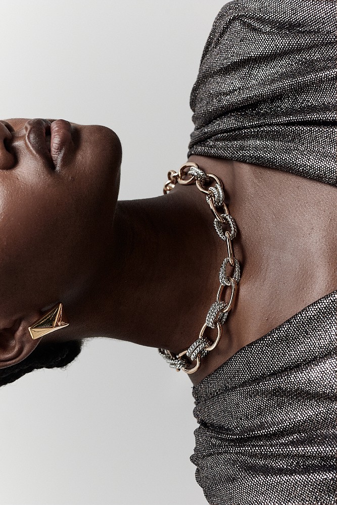 Necklace in contrast in chain style