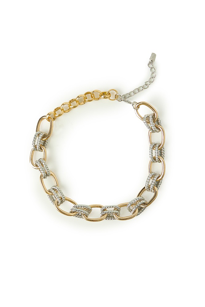 Necklace in contrast in chain style