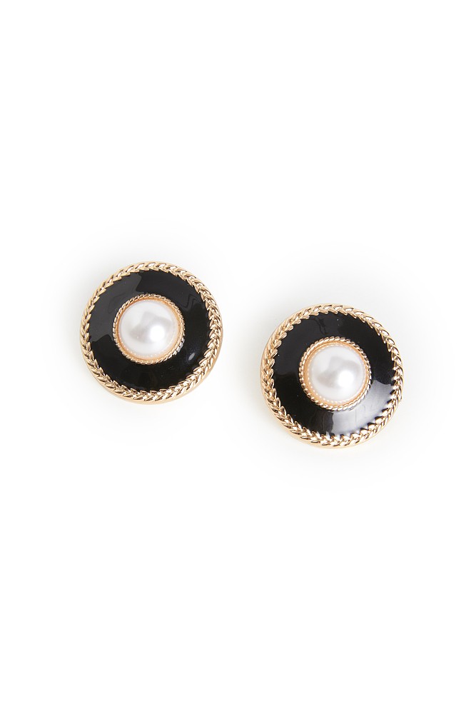 Round earrings with pearl