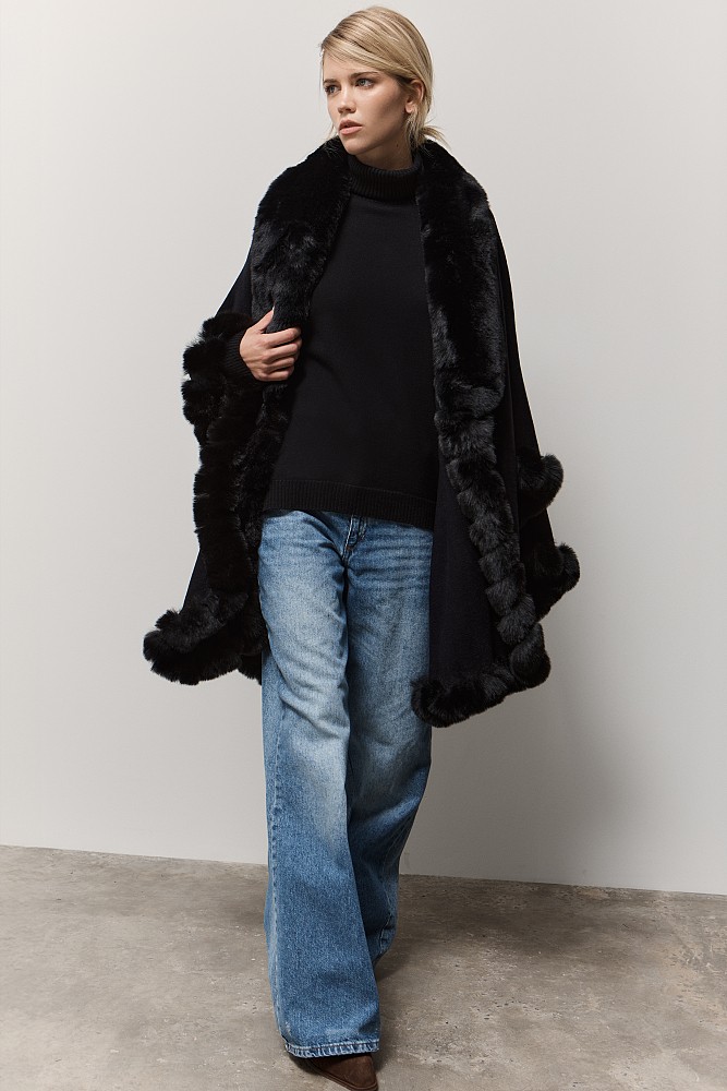 Knitted cape with faux fur