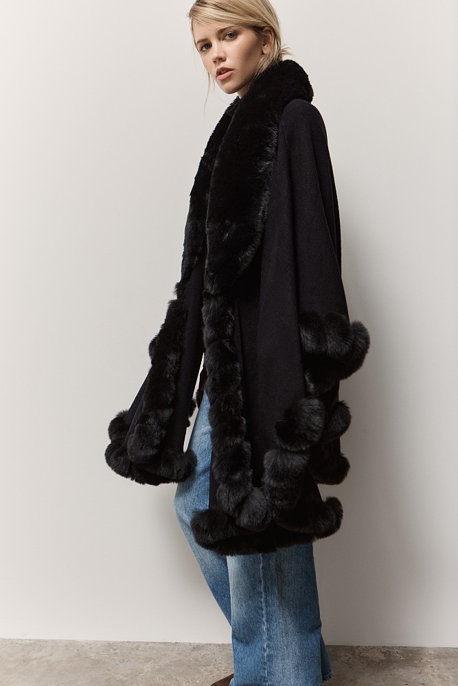 Knitted cape with faux fur