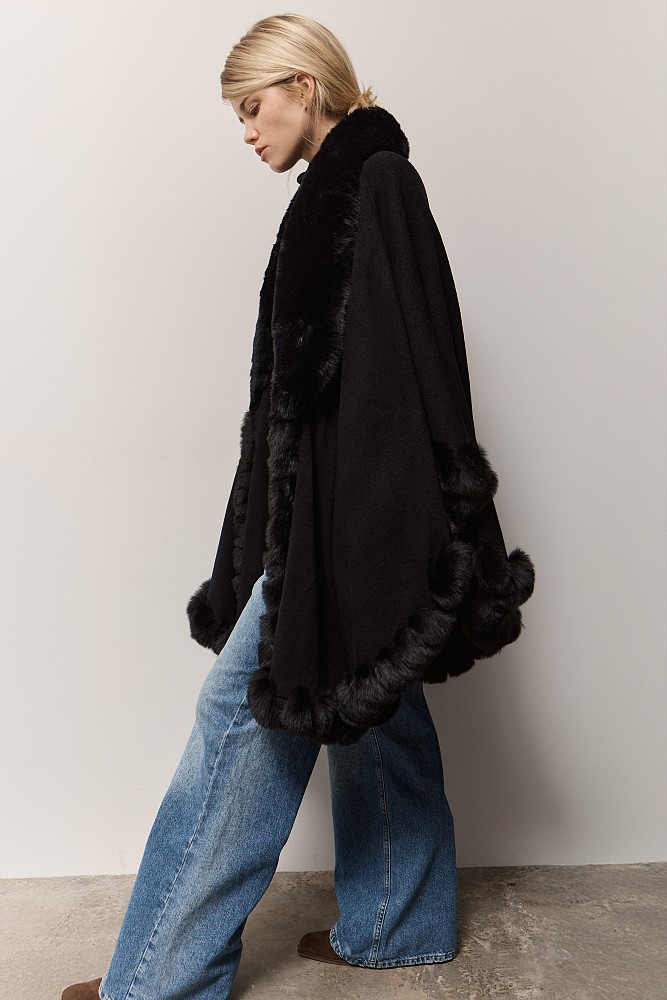 Knitted cape with faux fur