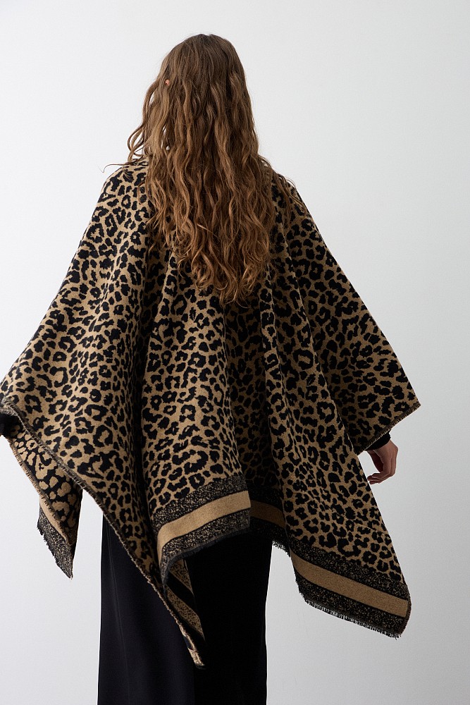 Kniited leopard print cape