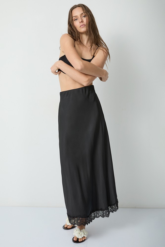 Maxi satin skirt with lace
