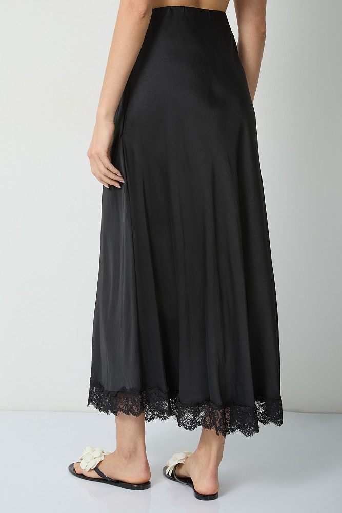 Maxi satin skirt with lace
