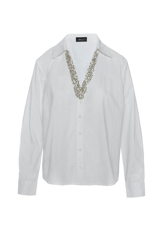 Camisa con cuello V y pedrería