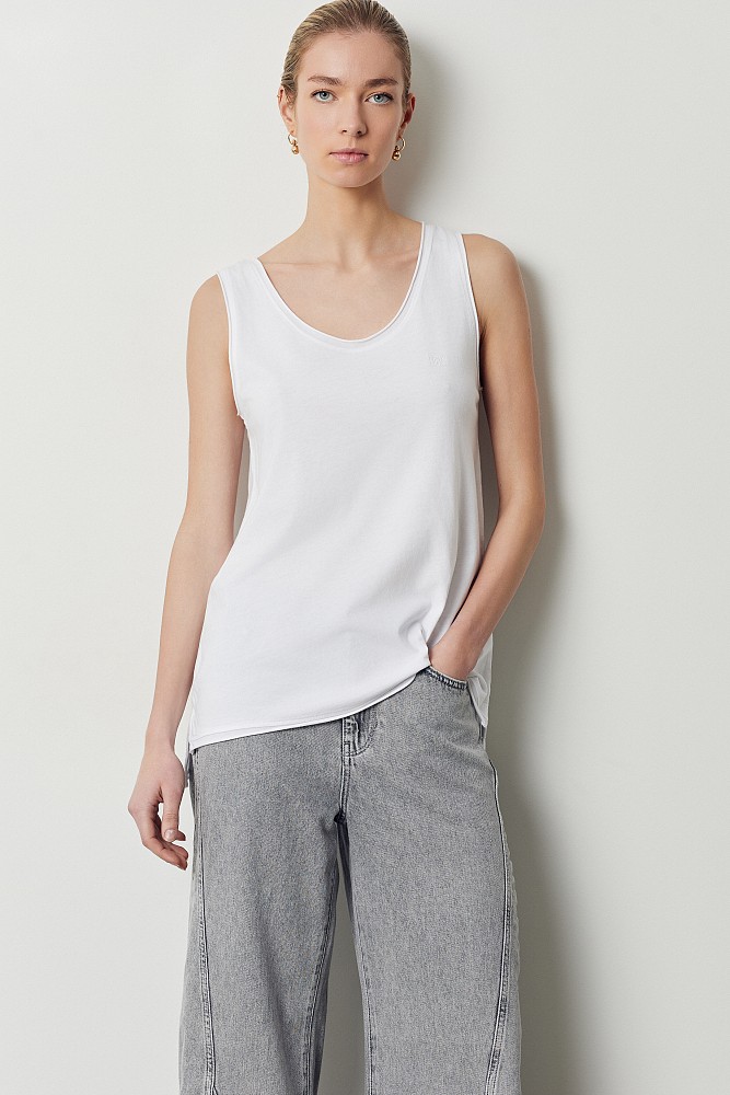 Basic sleeveless top