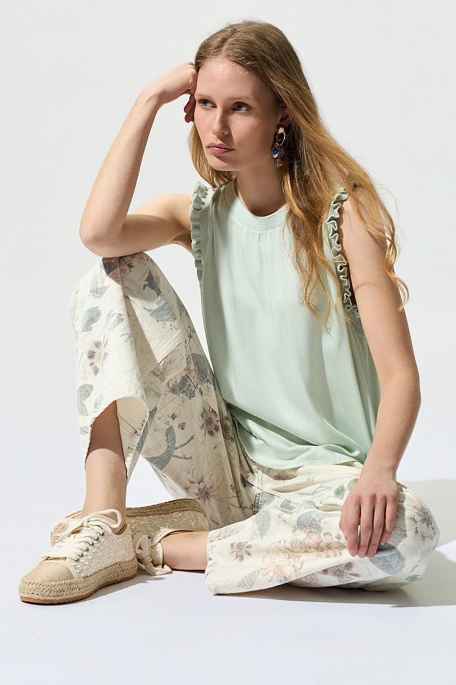 Sleeveless blouse with frill