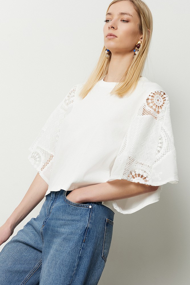 Top with embroidered short sleeves