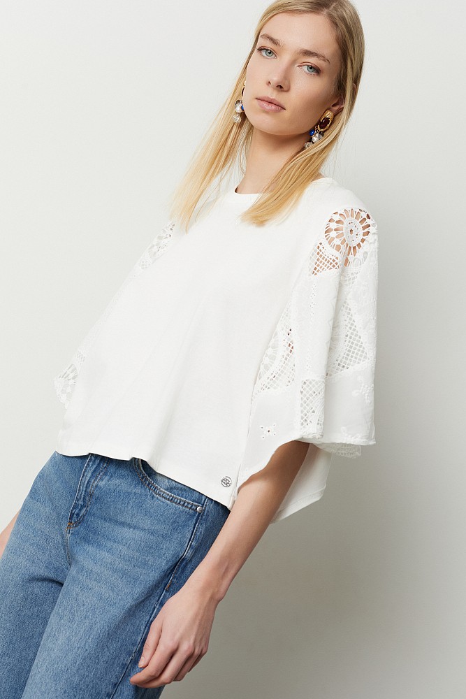 Top with embroidered short sleeves