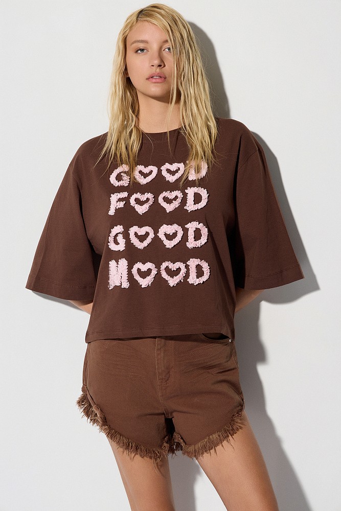 T-shirt με ανάγλυφο τύπωμα