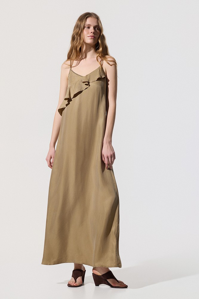 Vestido largo con volantes y tachuelas