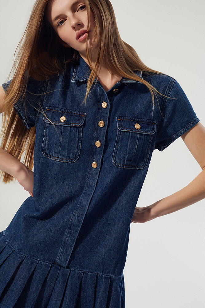 Rochie scurtă din denim cu pliuri