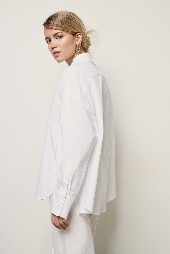 Camisa con botones decorativos