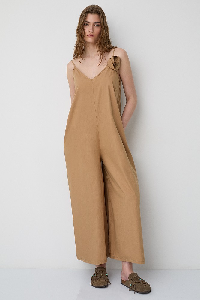 Jumpsuit with an applique flower