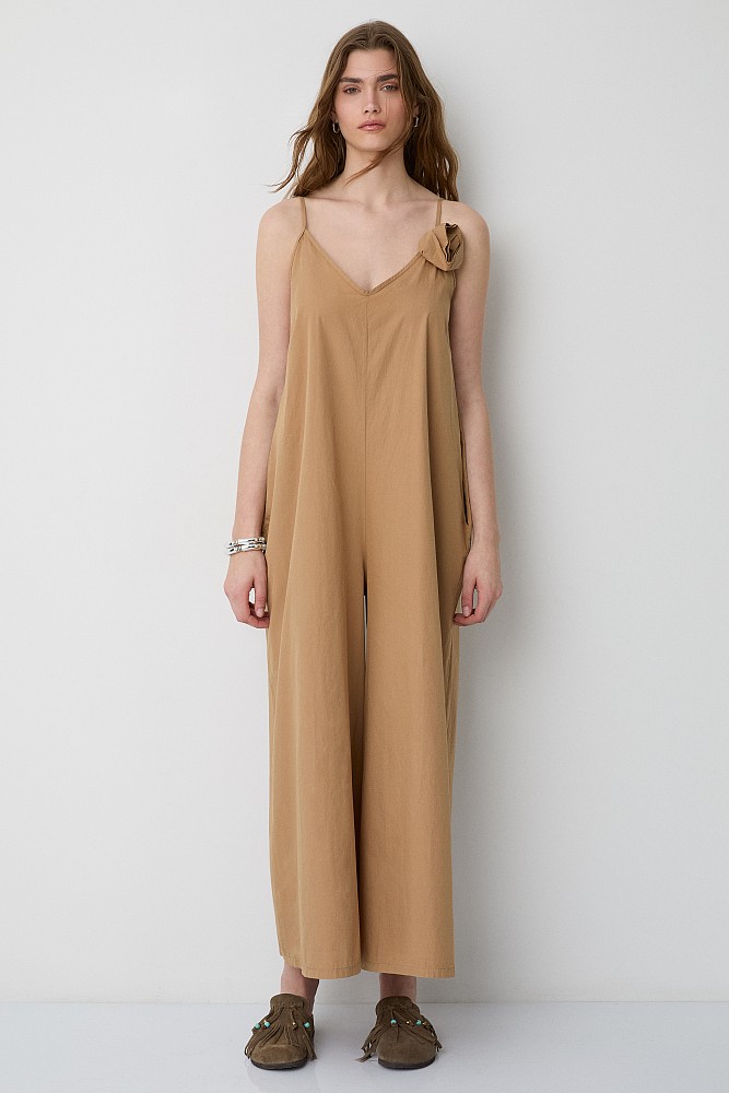 Jumpsuit with an applique flower
