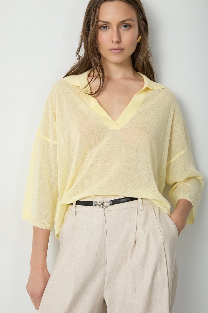 Sweater with 3/4 sleeves and collar