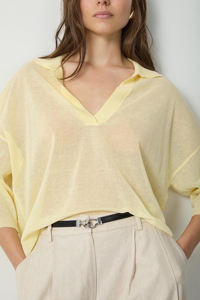 Sweater with 3/4 sleeves and collar