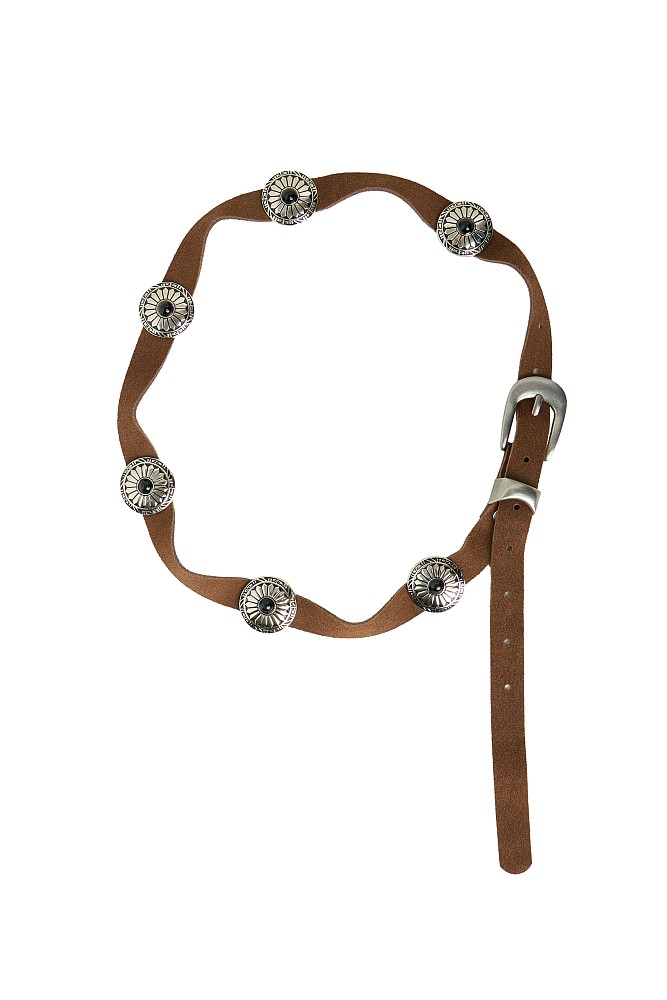 Cinturón de cuero con detalles decorativos