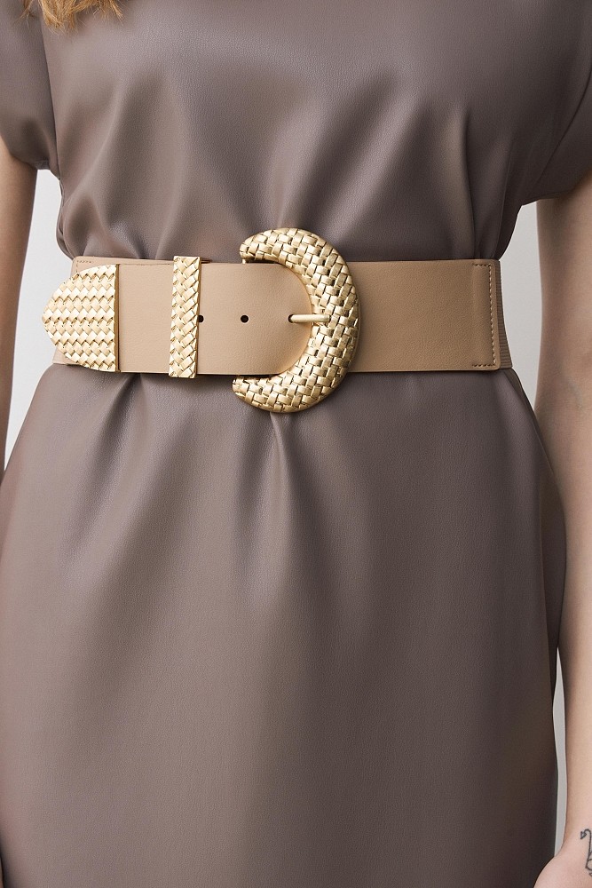 Elasticated belt with buckle