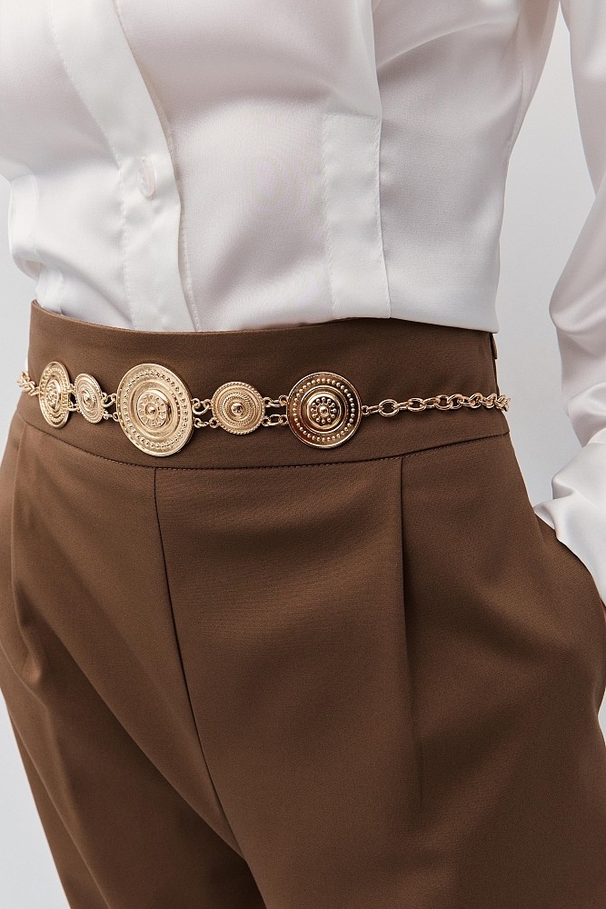 Chain belt with metal shapes