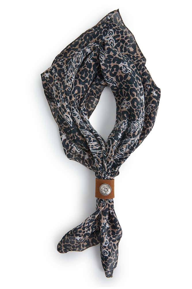 Pañuelo estampado con joya